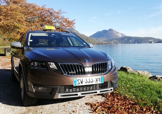 Taxi-au-bord-du-lac-dAnnecy-1