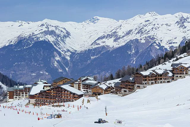0201010311-01-les-villages-savoyards-de-la-plagne-en-altitude