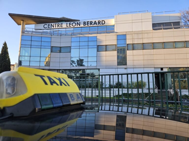 Taxi conventionné CPAM devant le Centre Léon Bérard à Lyon pour transport médical assis