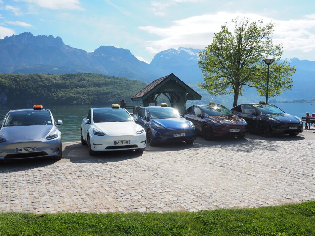 Les taxis de Taxis du Lac devant l'embarcadère du port de Saint-Jorioz pour se déplacer autour du lac d’Annecy et profiter des activités nautiques du lac