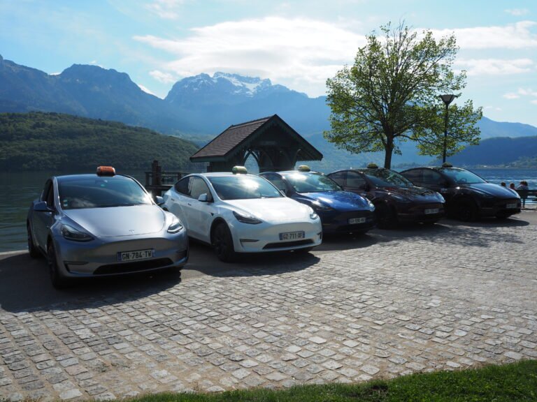 Les taxis de Taxis du Lac devant l'embarcadère du port de Saint-Jorioz pour se déplacer autour du lac d’Annecy