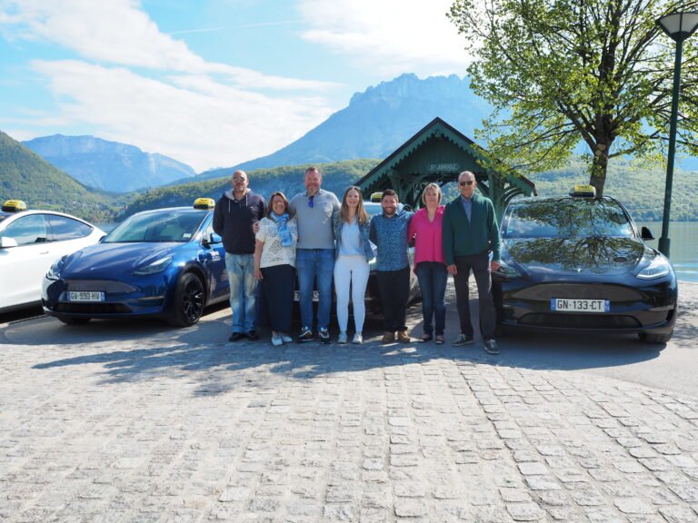 Équipe de Taxi du Lac prête à assurer le transport de personnes dépendantes dans un véhicule confortable, au bord du lac d’Annecy