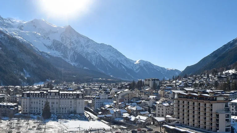 Taxi effectuant un transfert hivernal vers une station de sports d’hiver autour d’Annecy, ici Chamonix Mont-Blanc