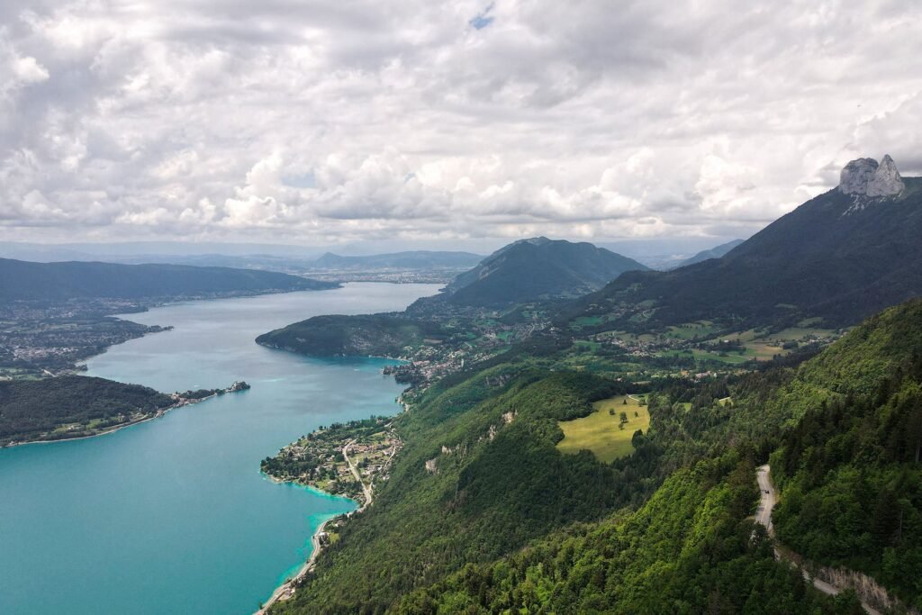 Col de la Forcaz avec vue sur le lac d'Annecy, transport assuré par Taxis du Lac à Saint-Jorioz