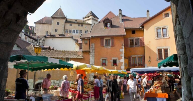 Marché dans les rues de la Vieille Ville d'Annecy ou vous dépose Taxis du Lac