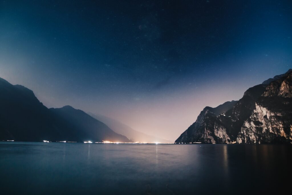 Profiter du lever du soleil sur le lac d'Annecy avec Taxis du Lac