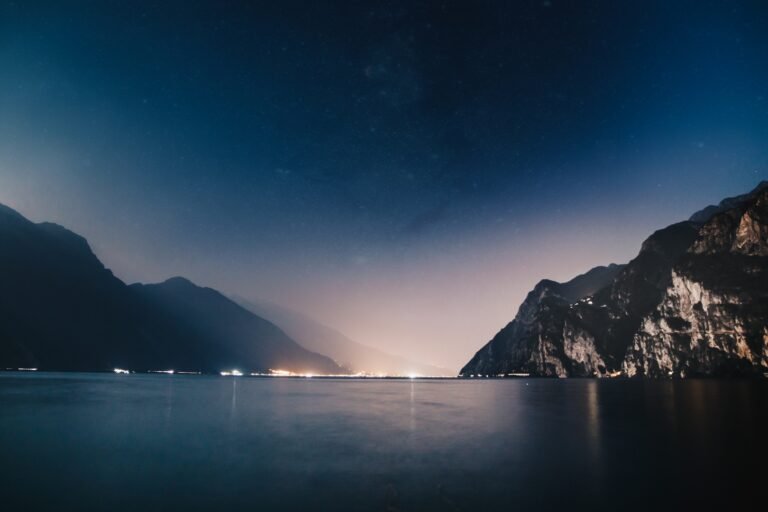 Profiter du lever du soleil sur le lac d'Annecy avec Taxis du Lac